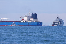Franc&uacute;zske n&aacute;morn&eacute; lode obkľ&uacute;čili ropn&yacute; tanker GRINCH, ktor&yacute; Franc&uacute;zsko zadržalo v Albor&aacute;nskom mori pre podozrenie z plavby pod falo&scaron;nou vlajkou a patrenia k ruskej tieňovej flotile, ktor&aacute; umožňuje Rusku vyv&aacute;žať ropu napriek sankci&aacute;m, 25. janu&aacute;ra 2026. FOTO: REUTERS