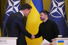 Ukrajinsk&yacute; prezident Volodymyr Zelenskyj a &scaron;&eacute;f NATO Mark Rutte si pod&aacute;vaj&uacute; ruky po spoločnej tlačovej konferencii v Kyjeve. FOTO: TASR/AP