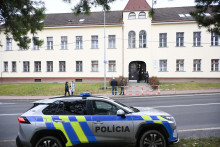 Policajti stoja po streľbe pred Spojenou &scaron;kolou sv. Jozefa v Novom Meste nad V&aacute;hom. FOTO: TASR/Martin Medňansk&yacute;