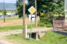Pri tomto type križovatky je nutn&eacute;, aby vodič id&uacute;ci po hlavnej ceste smerom vpravo d&aacute;val znamenie o zmene smeru jazdy. Pri jazde rovno nie.