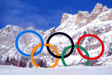 Olympijsk&eacute; kruhy v Tofane Alpine Skiing Centre. FOTO: REUTERS