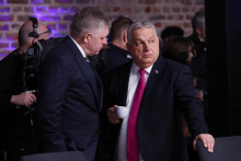 Viktor Orb&aacute;n sa na sn&iacute;mke z 12. febru&aacute;ra rozpr&aacute;va s Robertom Ficom počas neform&aacute;lneho summitu l&iacute;drov E&Uacute; v Belgicku. FOTO: TASR/AP