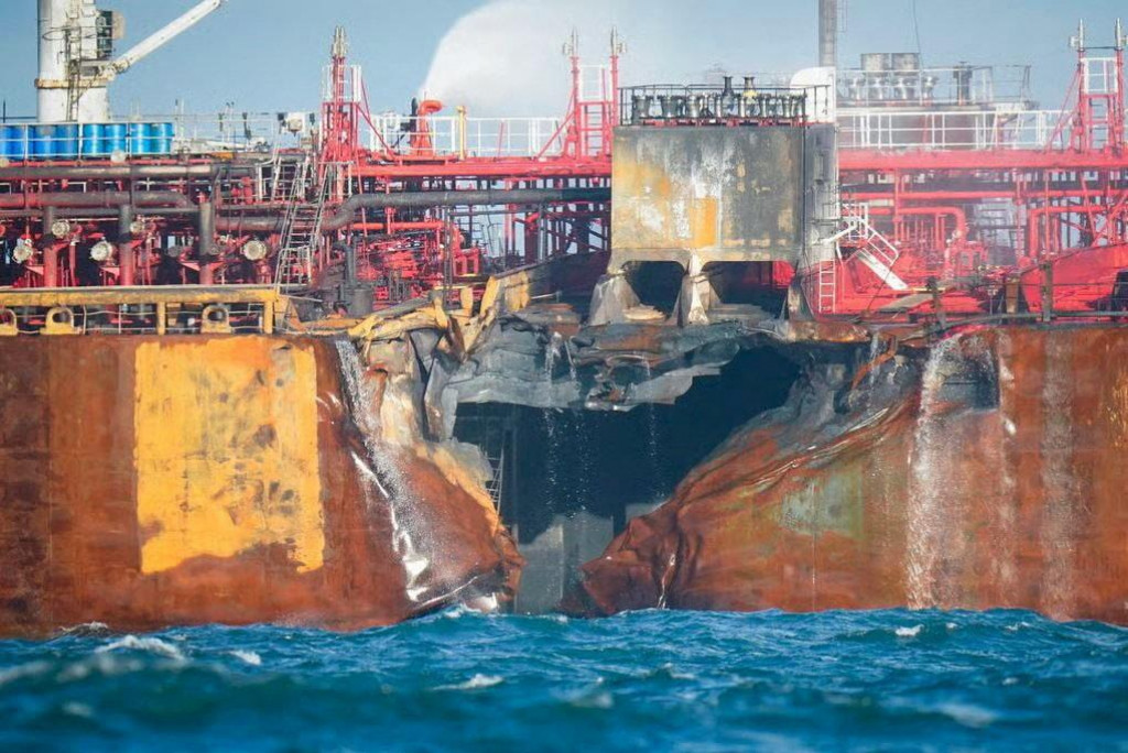 Po&scaron;kodenie tankera Stena Immaculate po zr&aacute;žke s kontajnerovou loďou Solong. FOTO: Reuters