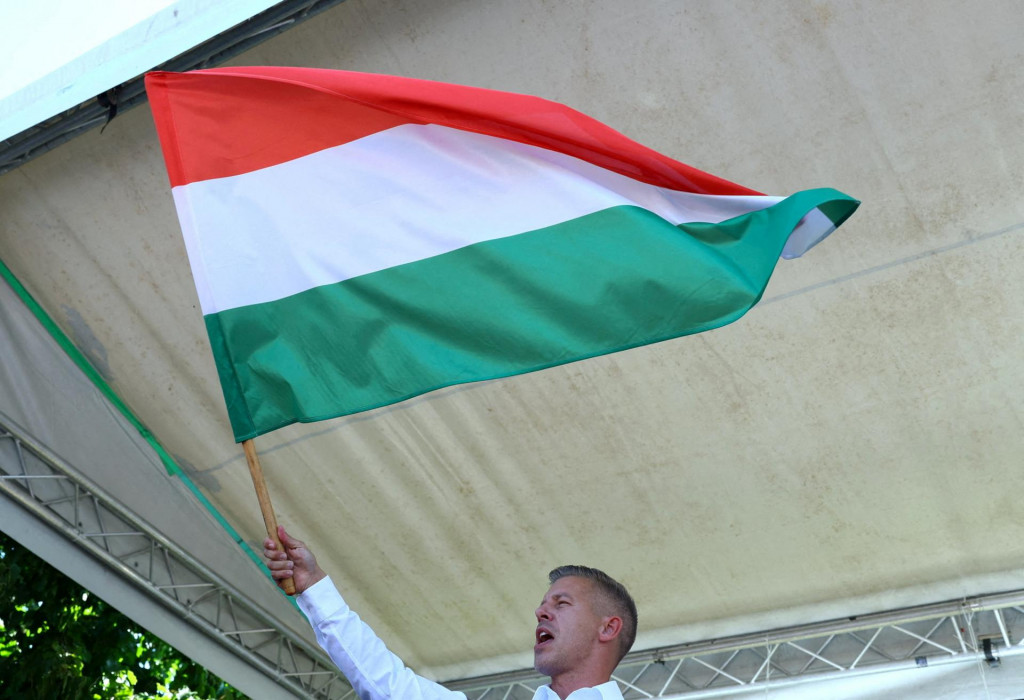 Peter Magyar, l&iacute;der opozičnej strany Tisza, m&aacute;va maďarskou vlajkou. FOTO: Reuters