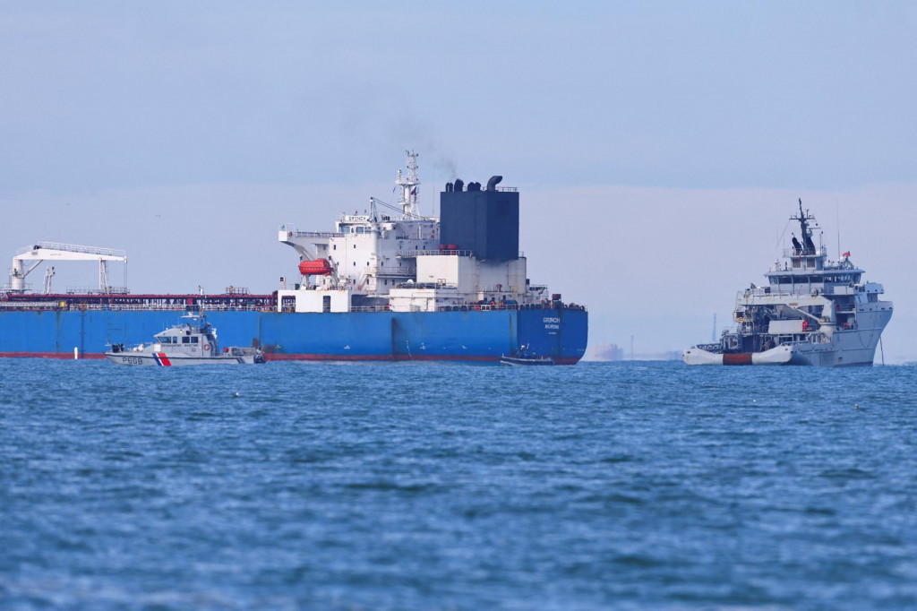 Franc&uacute;zske n&aacute;morn&eacute; lode obkľ&uacute;čili ropn&yacute; tanker GRINCH, ktor&yacute; Franc&uacute;zsko zadržalo v Albor&aacute;nskom mori pre podozrenie z plavby pod falo&scaron;nou vlajkou a patrenia k ruskej tieňovej flotile, ktor&aacute; umožňuje Rusku vyv&aacute;žať ropu napriek sankci&aacute;m, 25. janu&aacute;ra 2026. FOTO: REUTERS