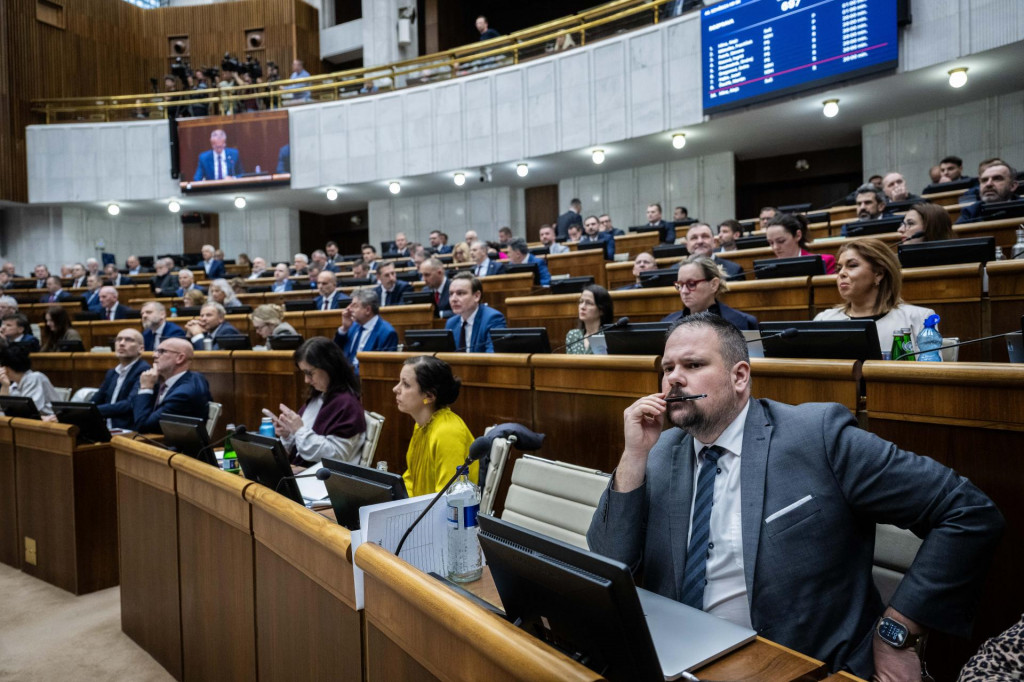 Poslanci počas odvol&aacute;vania vl&aacute;dy a ministrov. FOTO: TASR/Jakub Kotian