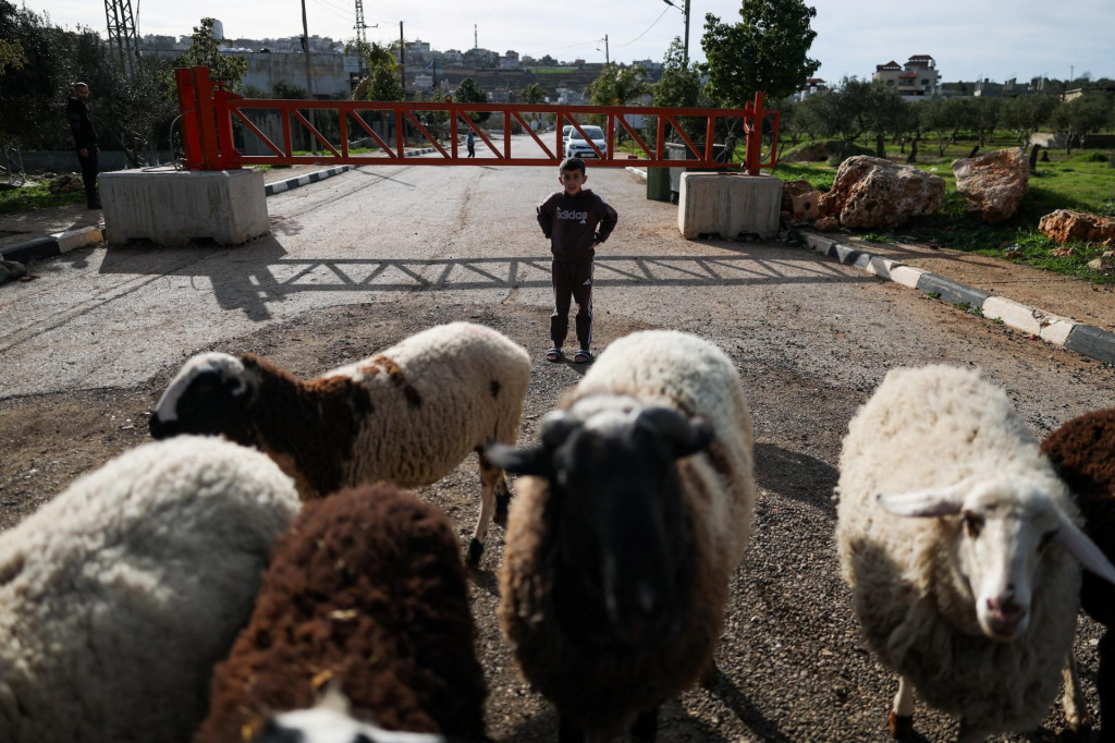 Osemročn&yacute; Palest&iacute;nčan Mohammed Anwar Awda stoj&iacute; pri zatvorenej izraelskej br&aacute;ne v Kasre na Izraelom okupovanom Z&aacute;padnom brehu Jord&aacute;nu. FOTO: Reuters