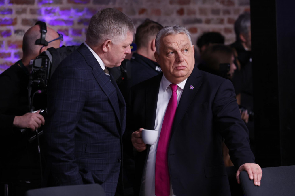 Viktor Orb&aacute;n sa na sn&iacute;mke z 12. febru&aacute;ra rozpr&aacute;va s Robertom Ficom počas neform&aacute;lneho summitu l&iacute;drov E&Uacute; v Belgicku. FOTO: TASR/AP