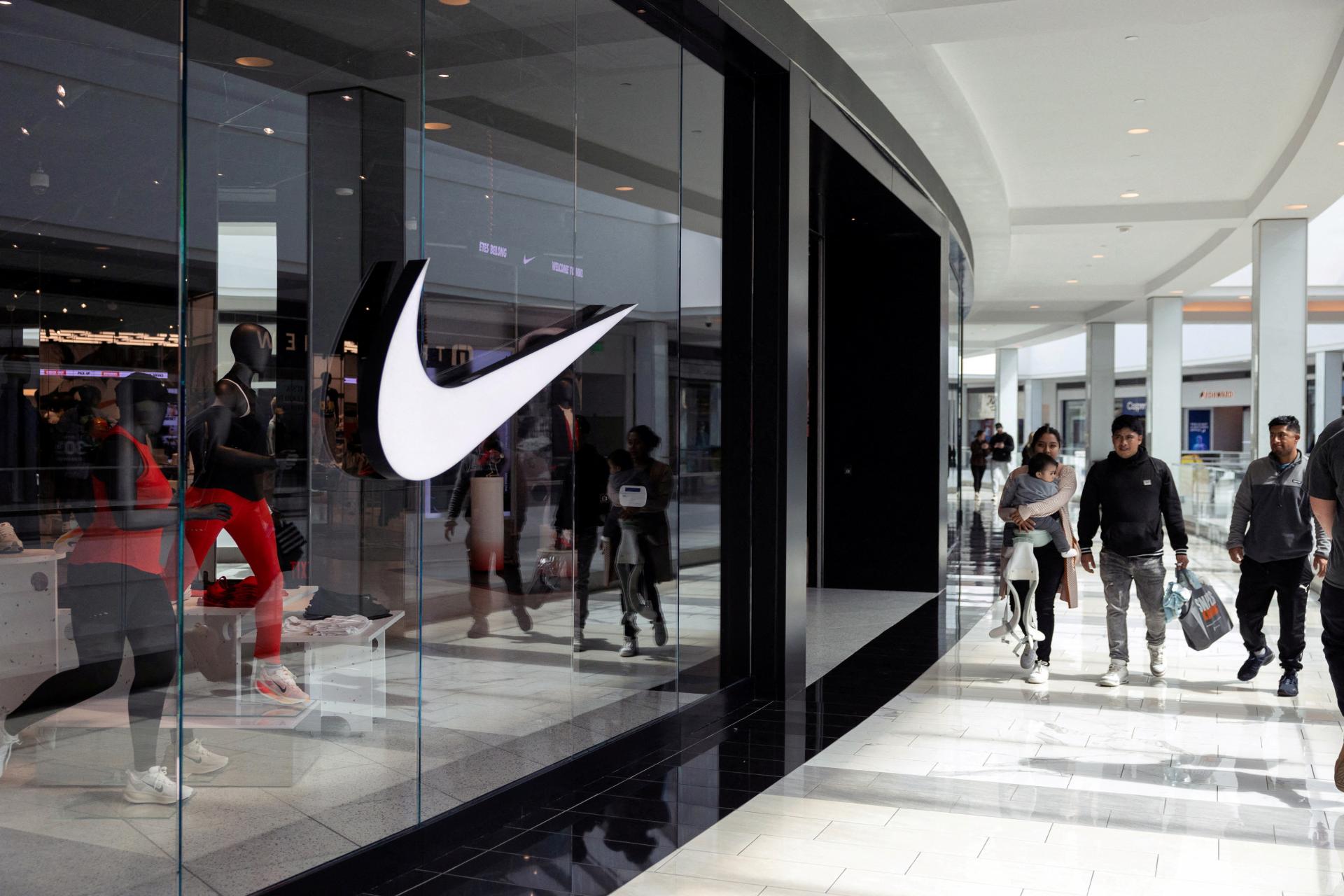 Nike čelí obvineniu, že diskriminuje bielych zamestnancov. Spoločnosť sa bráni