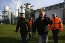 Fabriku v janu&aacute;ri 2024 nav&scaron;t&iacute;vil aj premi&eacute;r Robert Fico a agro&scaron;&eacute;f Richard Tak&aacute;č. FOTO: TASR/R. Stoklasa