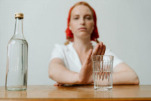 Čo sa stane s tvoj&iacute;m telom, keď si d&aacute;&scaron; po mesiaci abstinencie prv&yacute; drink?