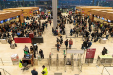 Cestuj&uacute;ci čakaj&uacute; na medzin&aacute;rodnom letisku Berl&iacute;n-Brandenburg. FOTO: TASR/DPA
