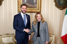 Talianska premi&eacute;rka Giorgia Meloniov&aacute; a americk&yacute; viceprezident J.D. Vance. FOTO: TASR/AP