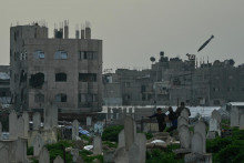 Bomba let&iacute; vo vzduchu a smeruje na obytn&uacute; budovu počas izraelsk&eacute;ho leteck&eacute;ho &uacute;toku v &scaron;tvrti Zeitoun mesta Gaza 6. febru&aacute;ra 2026. FOTO: TASR/AP