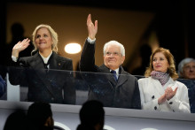 Na sn&iacute;mke prezidentka Medzin&aacute;rodn&eacute;ho olympijsk&eacute;ho v&yacute;boru Kirsty Coventryov&aacute; a taliansky prezident Sergio Mattarella m&aacute;vaj&uacute; počas otv&aacute;racieho ceremoni&aacute;lu zimn&yacute;ch olympijsk&yacute;ch hier v Mil&aacute;ne v piatok 6. febru&aacute;ra 2026. FOTO: TASR/AP