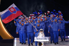 Vlajka&scaron; Tom&aacute;&scaron; Tatar zo Slovenska vedie svoj kontingent v prehliadke &scaron;portovcov počas otv&aacute;racieho ceremoni&aacute;lu. FOTO: REUTERS