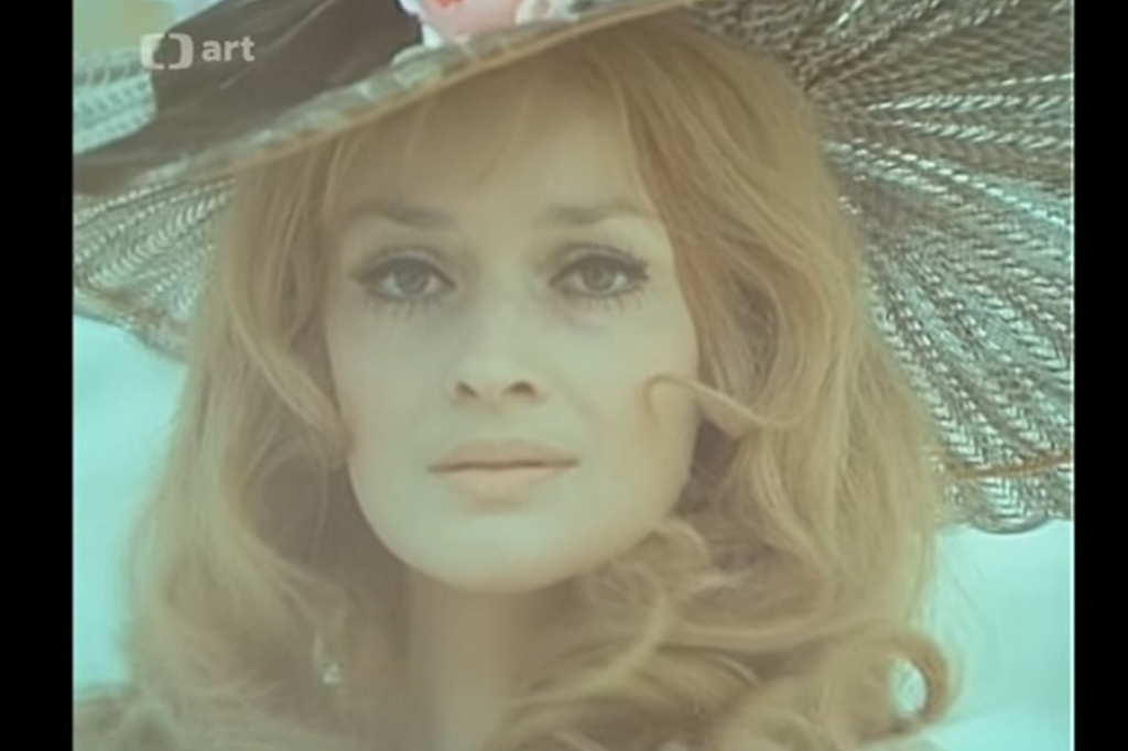 Jana Brejchov&aacute; v roli tajomnej ženy vo filme Juraja Herza Dotek Mot&yacute;le. FOTO: YouTube
