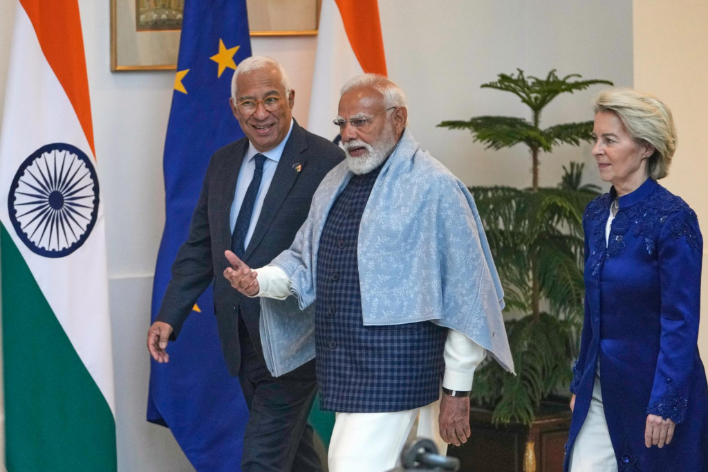 Predseda Eur&oacute;pskej rady Ant&oacute;nio Costa a predsedn&iacute;čka Eur&oacute;pskej komisie Ursula von der Leyenov&aacute; kr&aacute;čaj&uacute; s indick&yacute;m premi&eacute;rom Nar&eacute;ndrom M&oacute;d&iacute;m. FOTO: TASR/AP