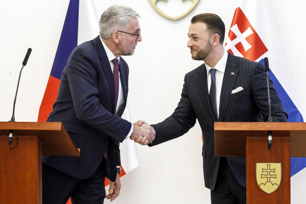 Zľava česk&yacute; minister vn&uacute;tra Lubom&iacute;r Metnar a minister vn&uacute;tra Mat&uacute;&scaron; &Scaron;utaj E&scaron;tok. FOTO: TASR/Dano Veselsk&yacute;