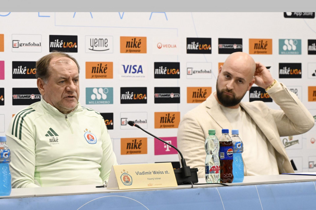 Zľava tr&eacute;ner &Scaron;K Slovan Bratislava Vladim&iacute;r Weis st. a gener&aacute;lny riaditeľ klubu Ivan Kmotr&iacute;k ml. FOTO: TASR/Pavel Neubauer