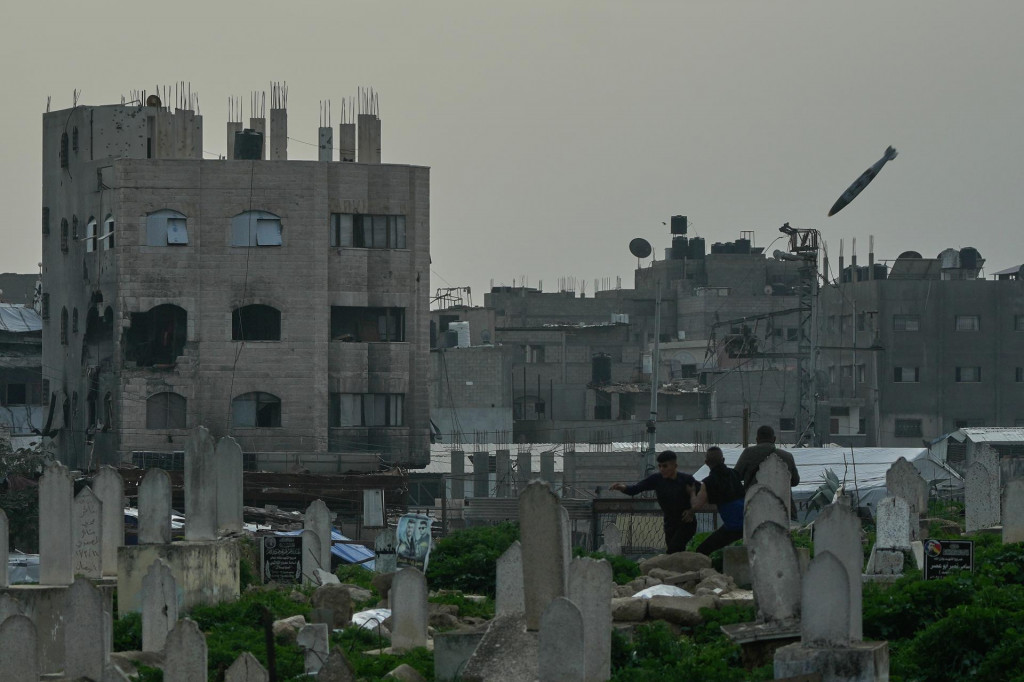 Bomba let&iacute; vo vzduchu a smeruje na obytn&uacute; budovu počas izraelsk&eacute;ho leteck&eacute;ho &uacute;toku v &scaron;tvrti Zeitoun mesta Gaza 6. febru&aacute;ra 2026. FOTO: TASR/AP