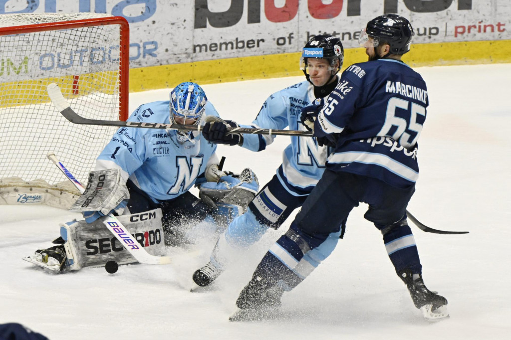 Na sn&iacute;mke sprava Tom&aacute;&scaron; Marcinko (Slovan), Jesse Graham a brank&aacute;r Dylan Ferguson (obaja Nitra) počas z&aacute;pasu 45. kola Tipsport ligy HC Slovan Bratislava - HK Nitra v Bratislave v piatok 6. febru&aacute;ra 2026. FOTO: TASR/Pavel Neubauer