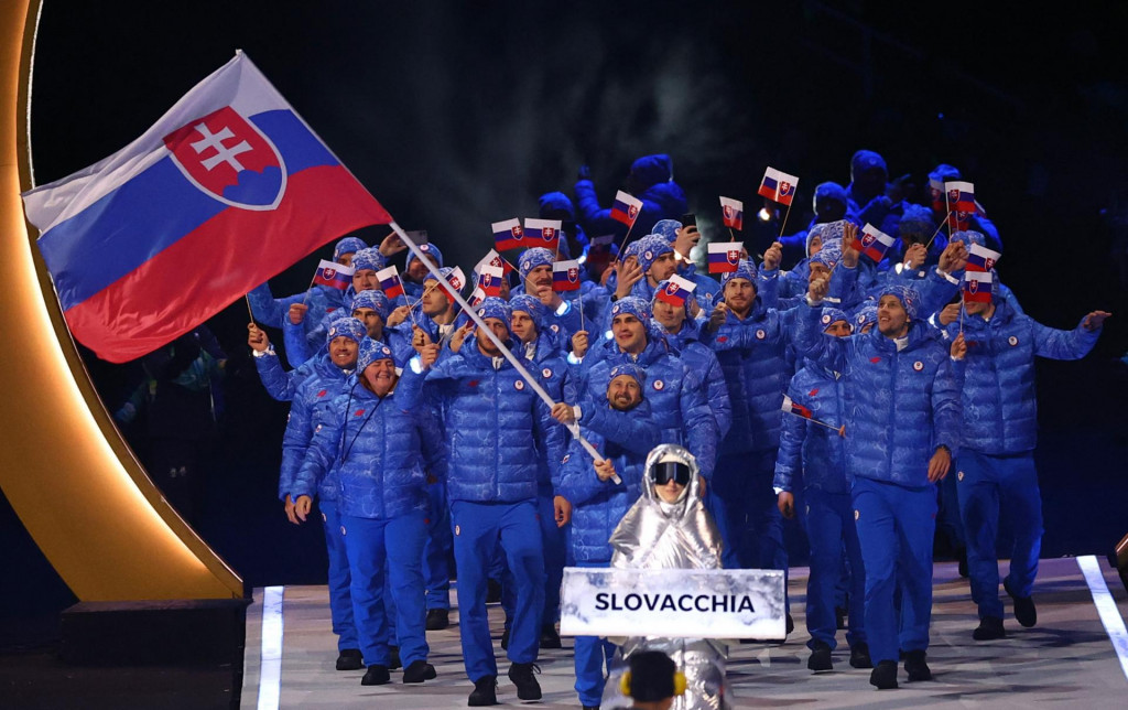 Vlajka&scaron; Tom&aacute;&scaron; Tatar zo Slovenska vedie svoj kontingent v prehliadke &scaron;portovcov počas otv&aacute;racieho ceremoni&aacute;lu. FOTO: REUTERS