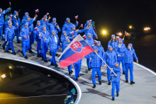 Vlajkonosič je hokejov&yacute; reprezentant SR Tom&aacute;&scaron; Tatar počas otv&aacute;racieho ceremoni&aacute;lu XXV. zimn&yacute;ch olympijsk&yacute;ch hier Mil&aacute;no-Cortina. FOTO: TASR/Jaroslav Nov&aacute;k
