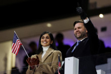 Americk&yacute; viceprezident J. D. Vance a druh&aacute; d&aacute;ma Usha Vanceov&aacute;​ počas otv&aacute;racieho ceremoni&aacute;lu. FOTO: Reuters