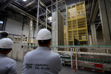 Ľudia stoja vedľa v&yacute;robnej linky bat&eacute;ri&iacute; pre elektromobily v gigatov&aacute;rni spoločnosti Automotive Cells Company (ACC) v severnom Franc&uacute;zsku. FOTO: Reuters