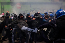 Policajti sa dosatali do stretu s demon&scaron;trantmi, ktor&iacute; sa snažili zablokovať cestu ved&uacute;cu k ar&eacute;ne Santa Giulia v Mil&aacute;ne. FOTO: Reuters