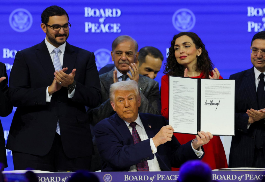 Americk&yacute; prezident Donald Trump počas vyhl&aacute;senia charty svojej iniciat&iacute;vy Rady mieru. FOTO: Reuters