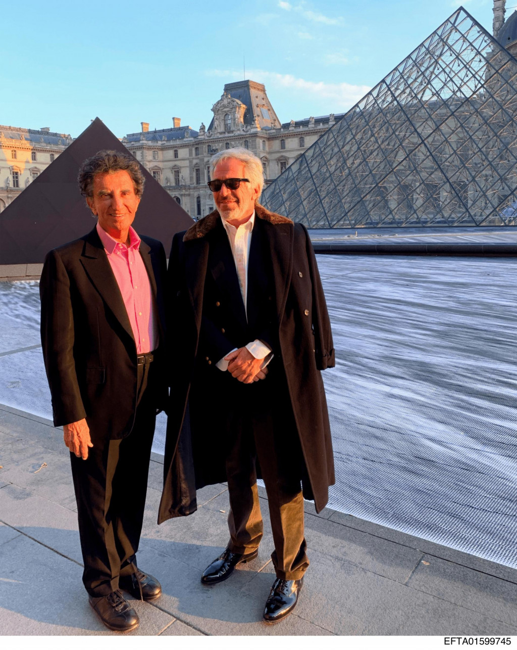 Na sn&iacute;mke, ktor&uacute; zverejnilo americk&eacute; ministerstvo spravodlivosti, p&oacute;zuj&uacute; Jeffrey Epstein a franc&uacute;zsky minister kult&uacute;ry Jack Lang v Louvri. FOTO: TASR/AP