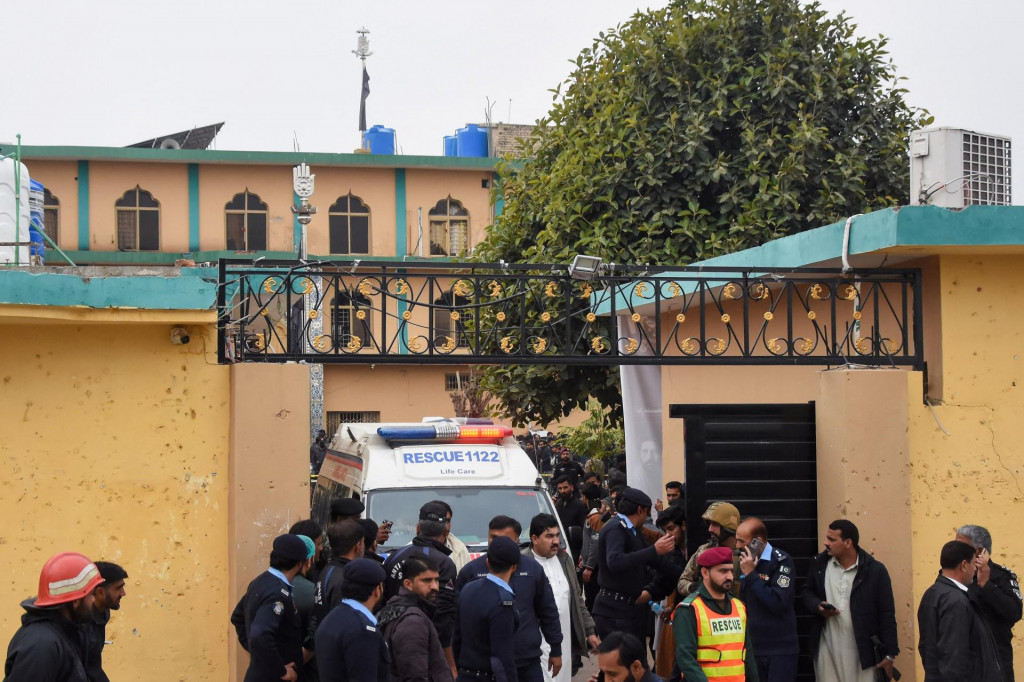 Sanitka evakuuje obete po smrteľnej expl&oacute;zii v &scaron;iitskej moslimskej me&scaron;ite v Islamabade. FOTO: Reuters