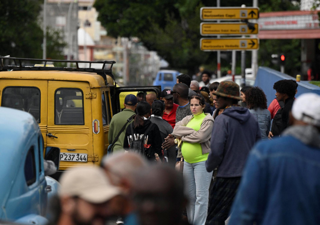 Autobusov&eacute; a vlakov&eacute; spoje, ako aj plavby trajektov bud&uacute; v Kube v&yacute;razne obmedzen&eacute;. FOTO: Reuters