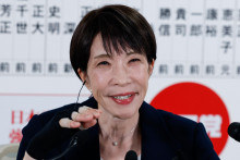Na sn&iacute;mke japonsk&aacute; premi&eacute;rka Sanae Takaičiov&aacute; z vl&aacute;dnucej Liber&aacute;lnodemokratickej strany. FOTO: TASR/AP
