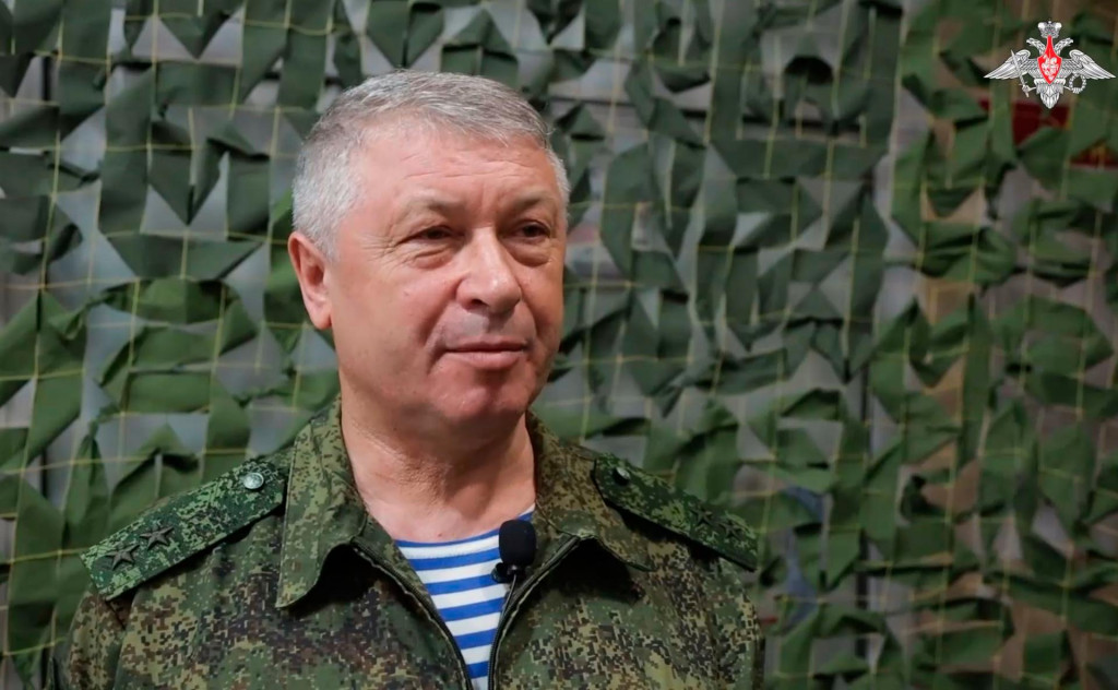 Na videosn&iacute;mke rusk&eacute;ho ministerstva obrany z 13. j&uacute;na 2023 rusk&yacute; gener&aacute;lporuč&iacute;k Vladimir Alexejev sa prihov&aacute;ra vojakom na nezn&aacute;mom mieste.  FOTO: TASR/AP