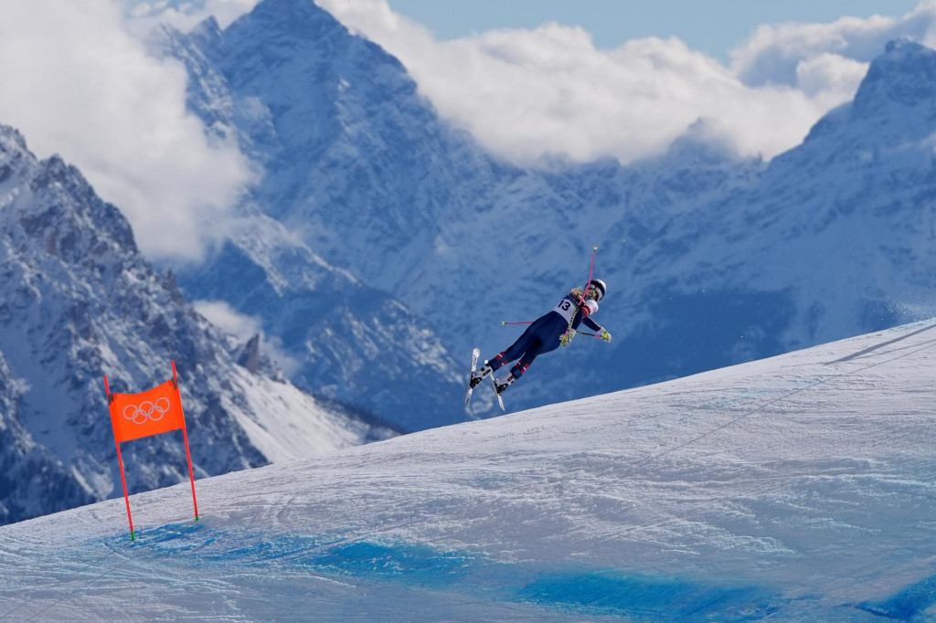 Na sn&iacute;mke americk&aacute; lyžiarka Lindsey Vonnov&aacute; pad&aacute; počas zjazdu žien v alpskom lyžovan&iacute; na zimn&yacute;ch olympijsk&yacute;ch hr&aacute;ch. FOTO: TASR/AP

