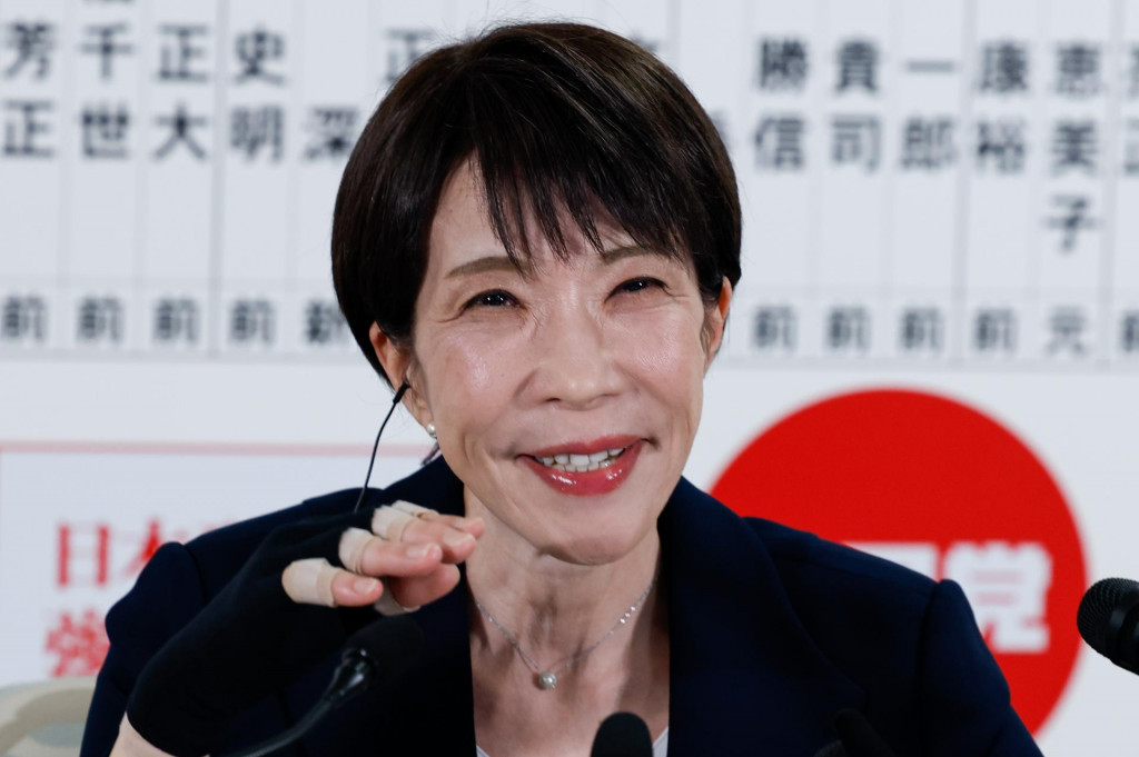 Na sn&iacute;mke japonsk&aacute; premi&eacute;rka Sanae Takaičiov&aacute; z vl&aacute;dnucej Liber&aacute;lnodemokratickej strany. FOTO: TASR/AP