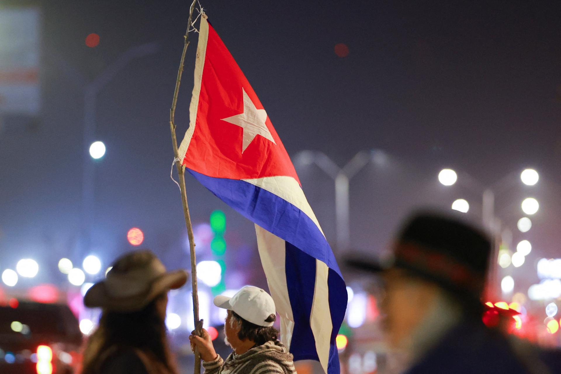 Kuba oznámila leteckým spoločnostiam, že na mesiac pozastavuje tankovanie paliva