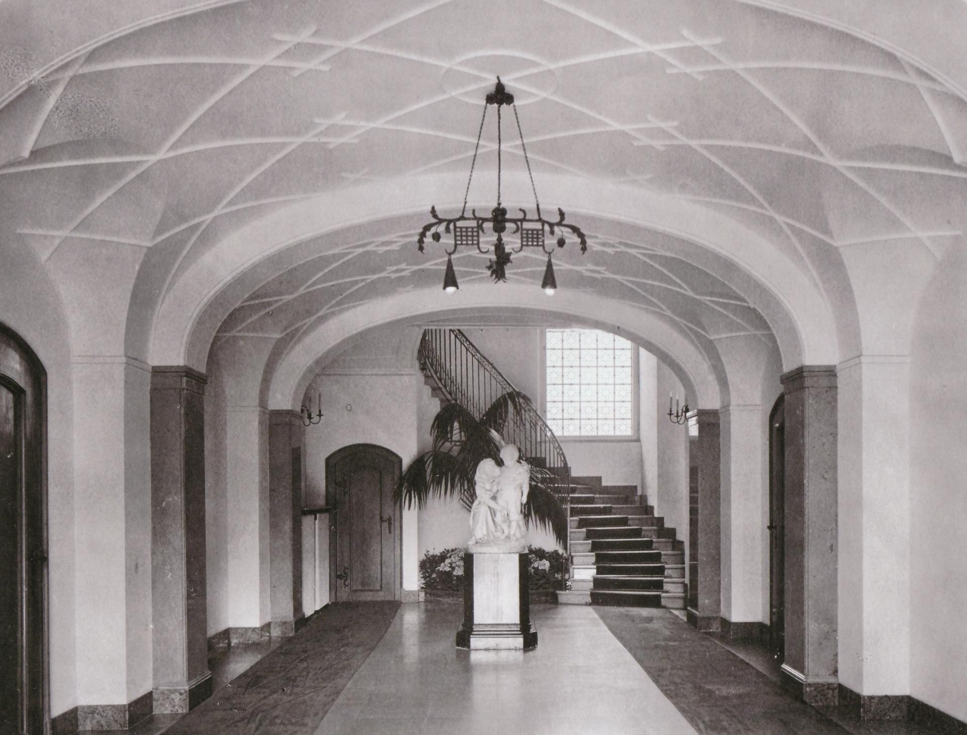 Milión českých korún za stratenú sochu. Rodina Löw-Beerovcov pátra po zmiznutom diele z brnianskej vily