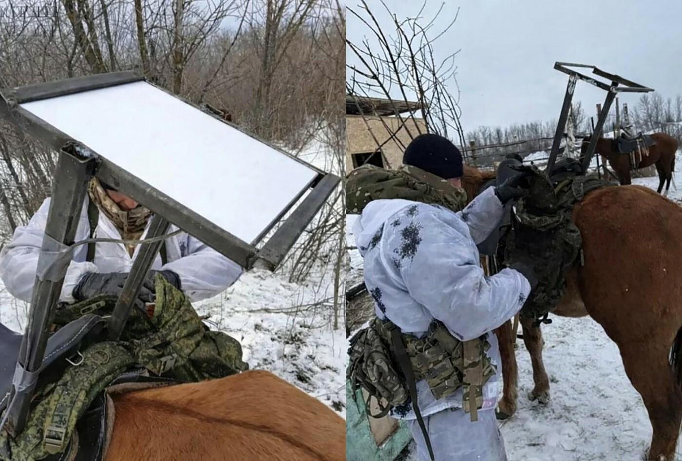 "Znovuzrodenie ruskej kaval&eacute;rie." Rusom rozv&aacute;žaj&uacute; satelitn&eacute; spojenie aj internet kone, na sedl&aacute;ch maj&uacute; ant&eacute;ny
