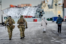 Vojaci str&aacute;žia pr&iacute;stav v Nuuku v Gr&oacute;nsku. FOTO: REUTERS