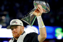 Sam Darnold zo Seattle Seahawks oslavuje s trofejou Vincea Lombardiho. FOTO: Reuters