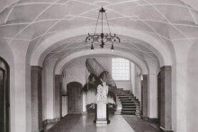 Vstupn&aacute; hala vily spolu so sochou približne okolo roku 1920. FOTO: Sukromn&yacute; arch&iacute;v potomkov rodiny L&ouml;w-Beer