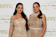 Daniela a Veronika N&iacute;zlov&eacute; zo sestersk&eacute;ho dua Twiins si priniesli &scaron;aty z Dubaja.