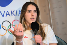 Slovensk&aacute; lyžiarka Petra Vlhov&aacute; počas br&iacute;figu s novin&aacute;rmi pred jej zajtraj&scaron;&iacute;m &scaron;tartom v t&iacute;movej kombin&aacute;cii. FOTO: TASR/Martin Baumann