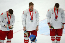 Sklaman&iacute; rusk&iacute; hokejisti. Zľava Sergej Teleg&iacute;n, Sergej Andronov a Pavol Karnauchov so strieborn&yacute;mi medailami po por&aacute;žke v olympijskom fin&aacute;le v roku 2022. FOTO: REUTERS