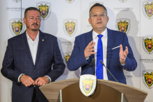 Na sn&iacute;mke sprava minister financi&iacute; Ladislav Kamenick&yacute; a prezident Finančnej spr&aacute;vy Jozef Kiss. FOTO:TASR/J. Nov&aacute;k