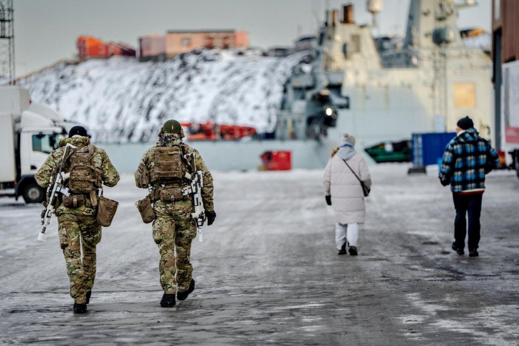 Vojaci str&aacute;žia pr&iacute;stav v Nuuku v Gr&oacute;nsku. FOTO: REUTERS